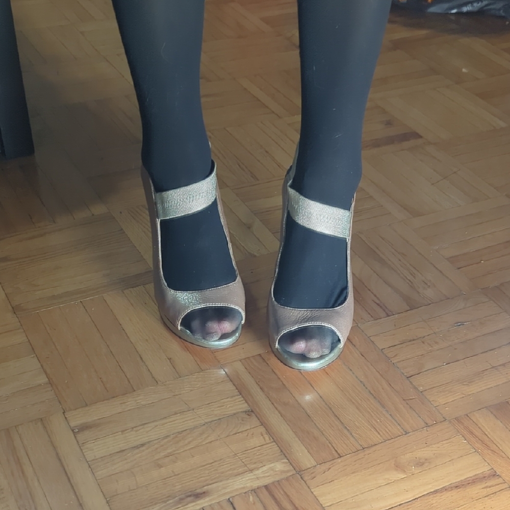 Carlos by Carlos Santana Gold Peep-Toe Heels